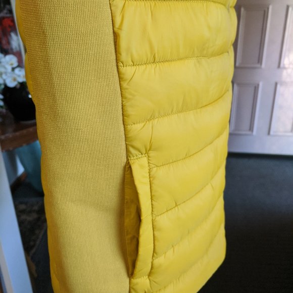MUSTARD YELLOW PUFFER VEST WITH HOODIE SIZE LARGE - Picture 5 of 12